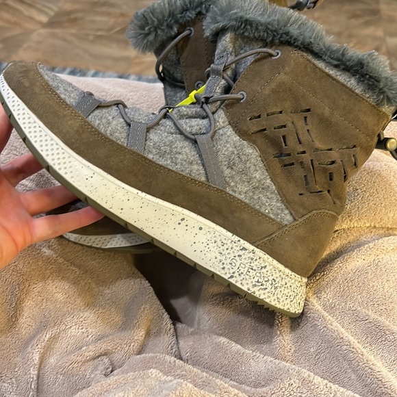 Sperry Size 9 Winter Fluffy Lined Boots - Picture 7 of 10